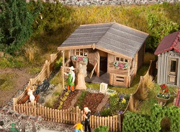Faller_180493___VOLKSTUIN_MET_GROOT_TUINHUISJE