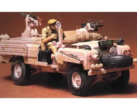 Tamiya_35076___S_A_S__LAND_ROVER_PINK_PANTHER