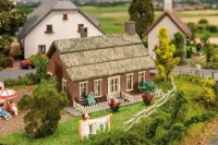 Faller_131318___NOORD_DUITS_HUIS_MET_RIETEN_DAK
