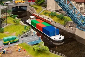 Faller_131013___RIVIERVRACHTSCHIP_MET_CONTAINERS