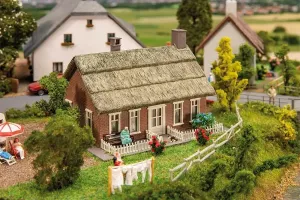 Faller_131318___NOORD_DUITS_HUIS_MET_RIETEN_DAK