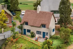 Faller_131322___HUIS_MET_RIETEN_DAK