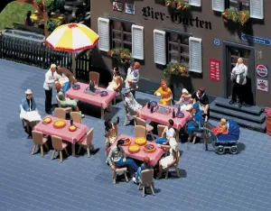 Faller_180442___4_TAFELS_EN_24_STOELEN