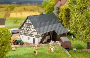 Faller_232190___BOERDERIJ_MET_DECORATIEF_VAKWERK