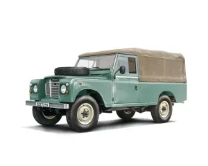 Italeri_3665___1_24_LAND_ROVER_109_LWB