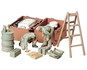 Tamiya_35180___GERMAN_TANK_ENIGINE_MAINTENANCE_CREW_SET